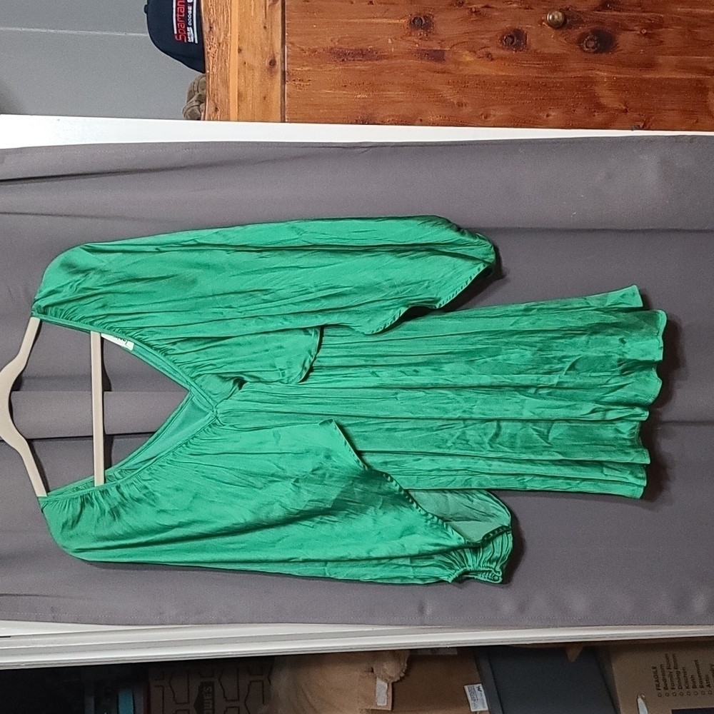 Impressions Dress Holiday Green Satiny Open Flowy Sleeves Tie Back Size S EUC
